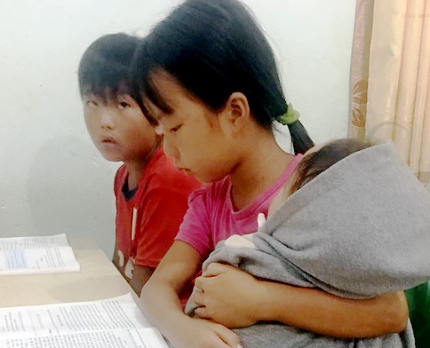 Hoc tro vung cao be em trong luc hoc bai tren lop hinh anh