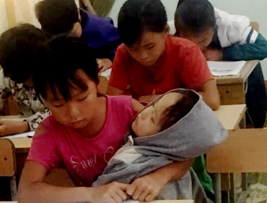 Học sinh ở trường Hô Be ru em ngủ khi đi học ảnh 1 Hoc sinh o truong Ho Be ru em ngu khi di hoc anh 1