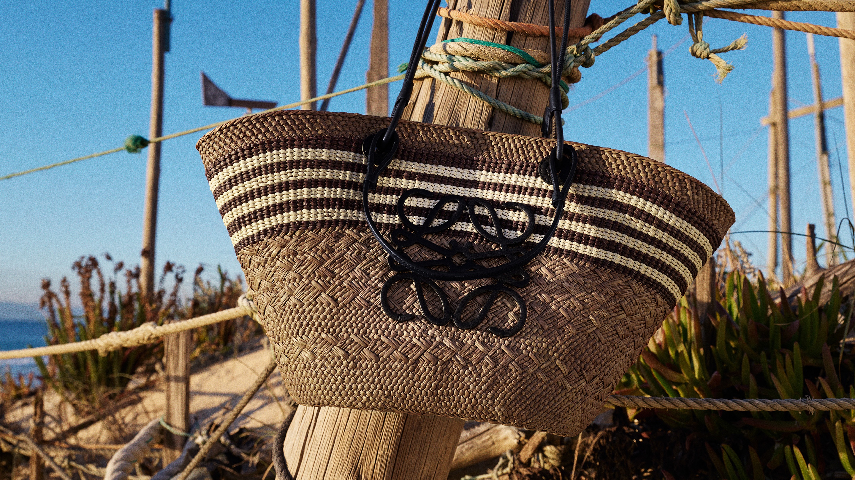 LOEWE_FW25_PAULAS_IBIZA_MAIN_CAMPAIGN_STILL_LIFE_sRGB_CROPPED_2880x1620_10.jpg