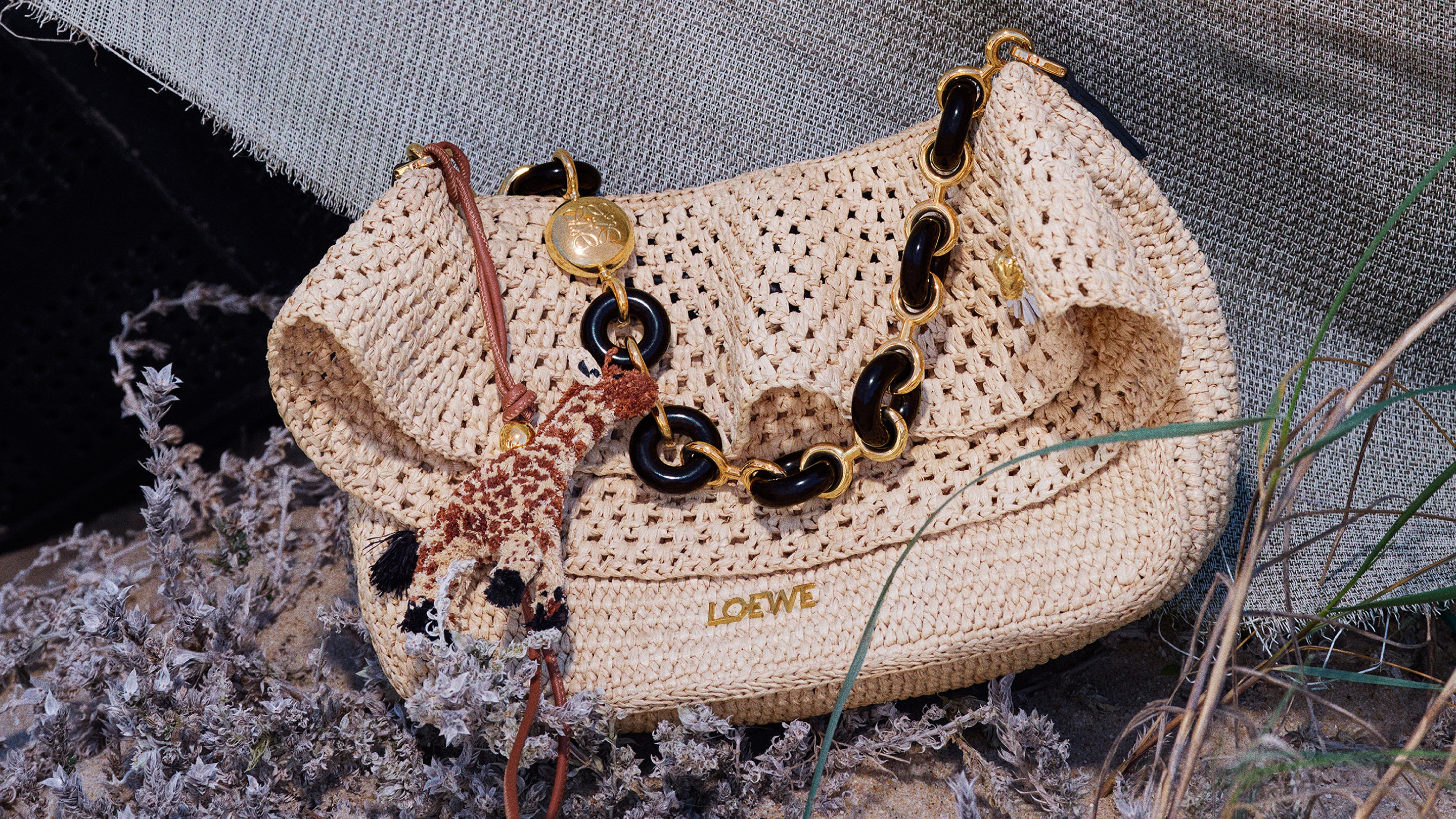 LOEWE_FW25_PAULAS_IBIZA_MAIN_CAMPAIGN_STILL_LIFE_sRGB_CROPPED_2880x1620_9.jpg