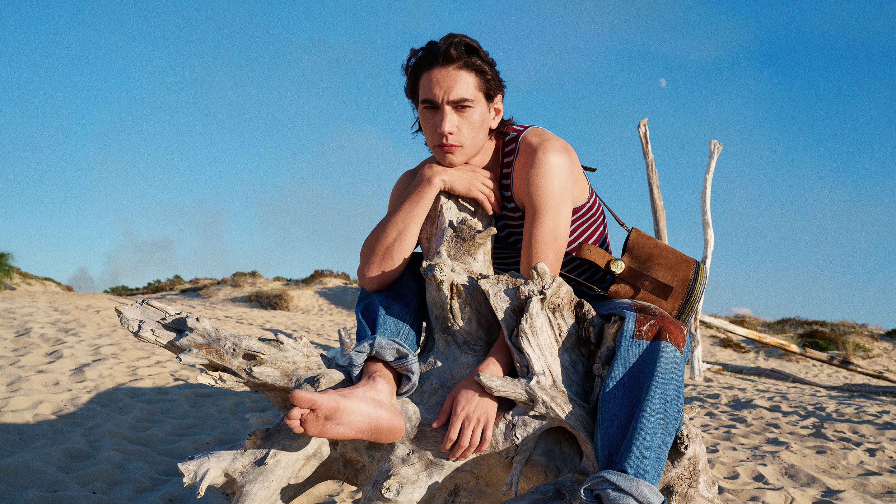 LOEWE_FW25_PAULAS_IBIZA_MAIN_CAMPAIGN_TALENT_ENZO_VOGRINCIC_sRGB_CROPPED_2880x1620_1.jpg
