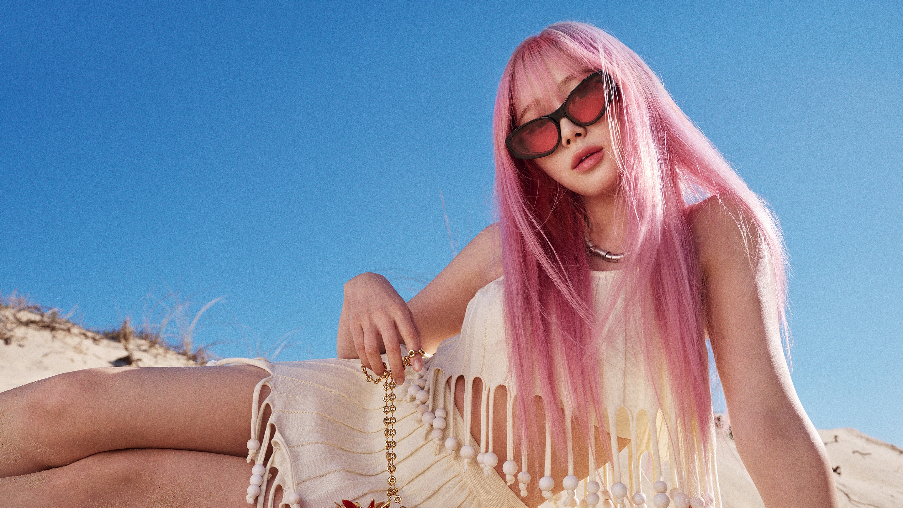 LOEWE_FW25_PAULAS_IBIZA_MAIN_CAMPAIGN_TALENT_GISELLE_sRGB_CROPPED_2880x1620_5.jpg