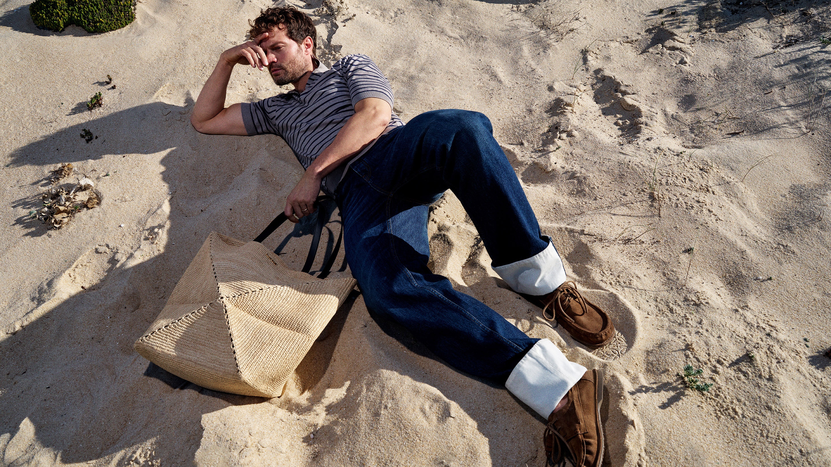 LOEWE_FW25_PAULAS_IBIZA_MAIN_CAMPAIGN_TALENT_JAMIE_DORNAN_sRGB_CROPPED_2880x1620_4.jpg