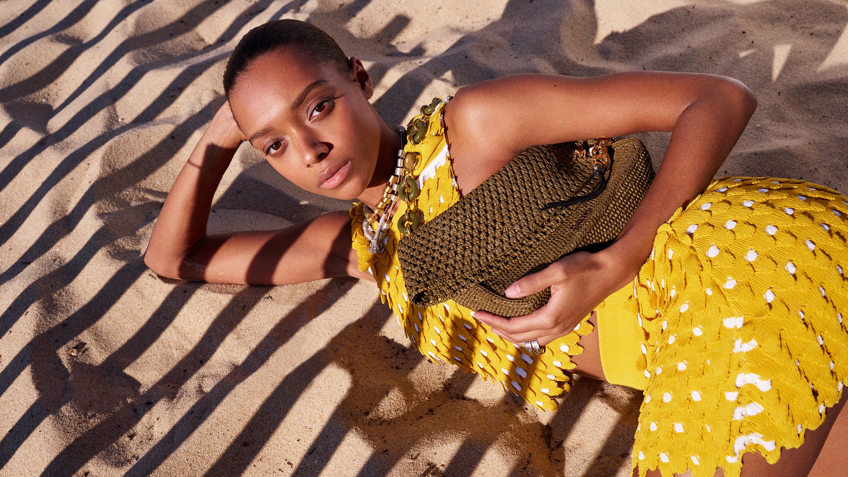 LOEWE_FW25_PAULAS_IBIZA_MAIN_CAMPAIGN_TALENT_SOPHIE_WILDE_sRGB_CROPPED_2880x1620_5.jpg
