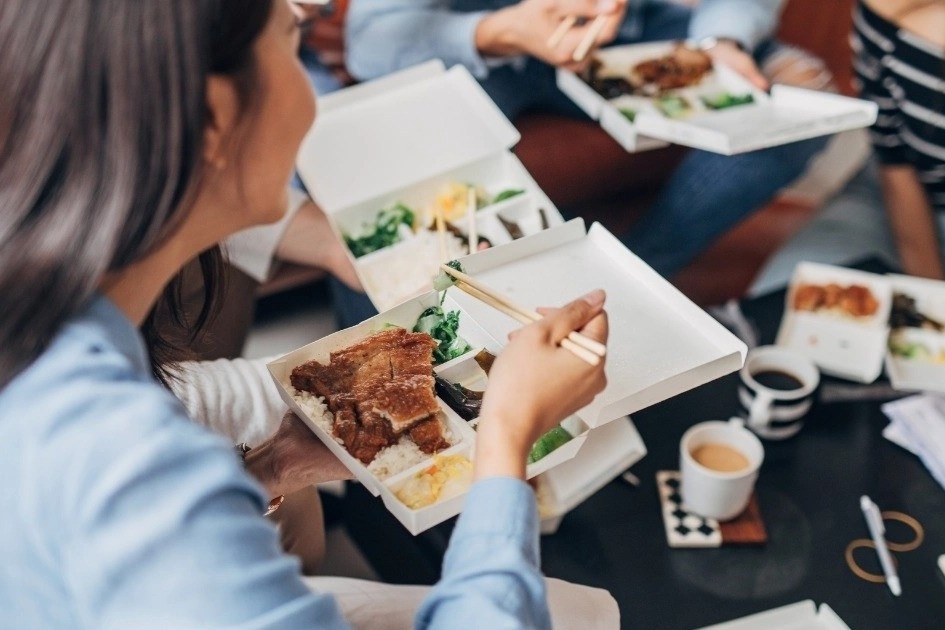 Thoi quen an trua cua dan van phong thay doi the nao? hinh anh