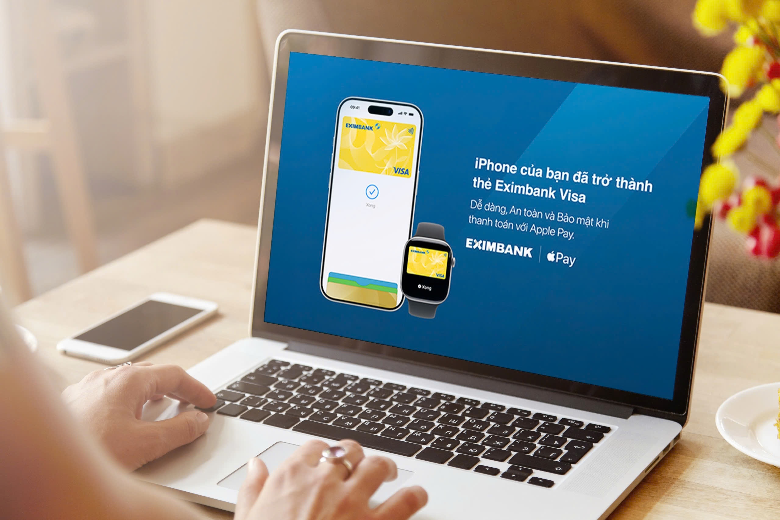 Eximbank tich hop Apple Pay cho the Visa hinh anh