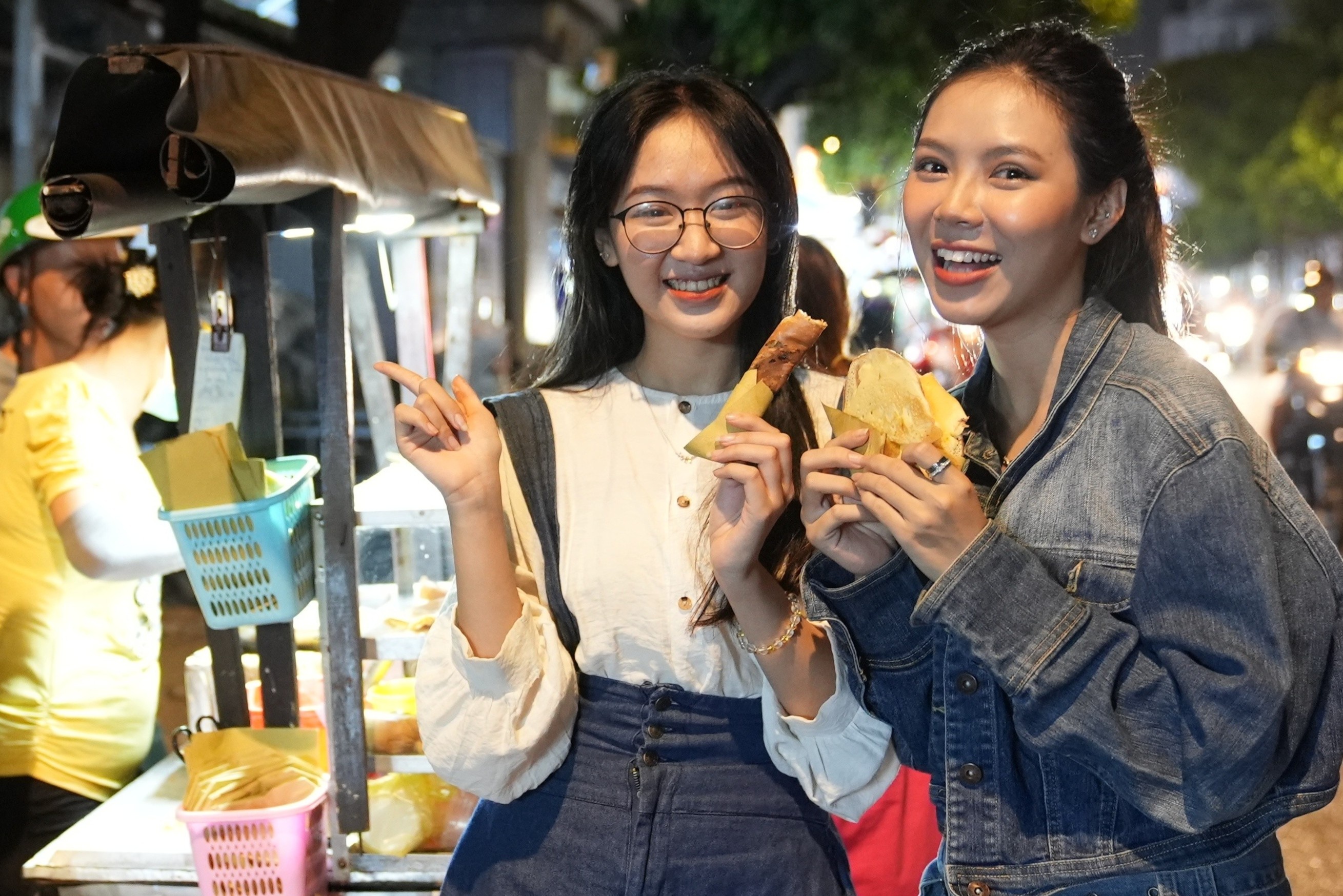 Gan 30 nam day xe ban banh ve tren via he o TP.HCM hinh anh