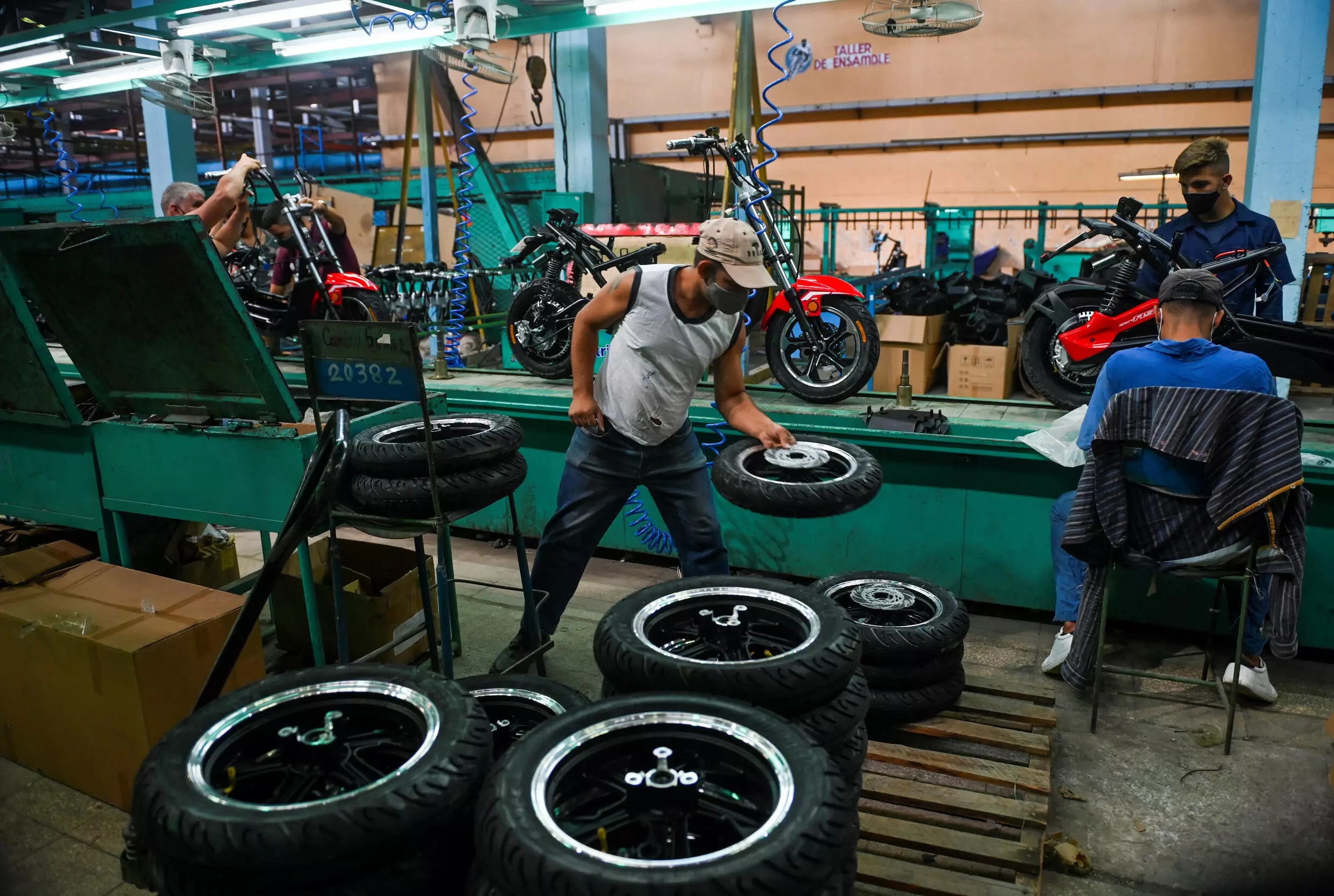 Nguoi dan Cuba dung xe dien anh 2