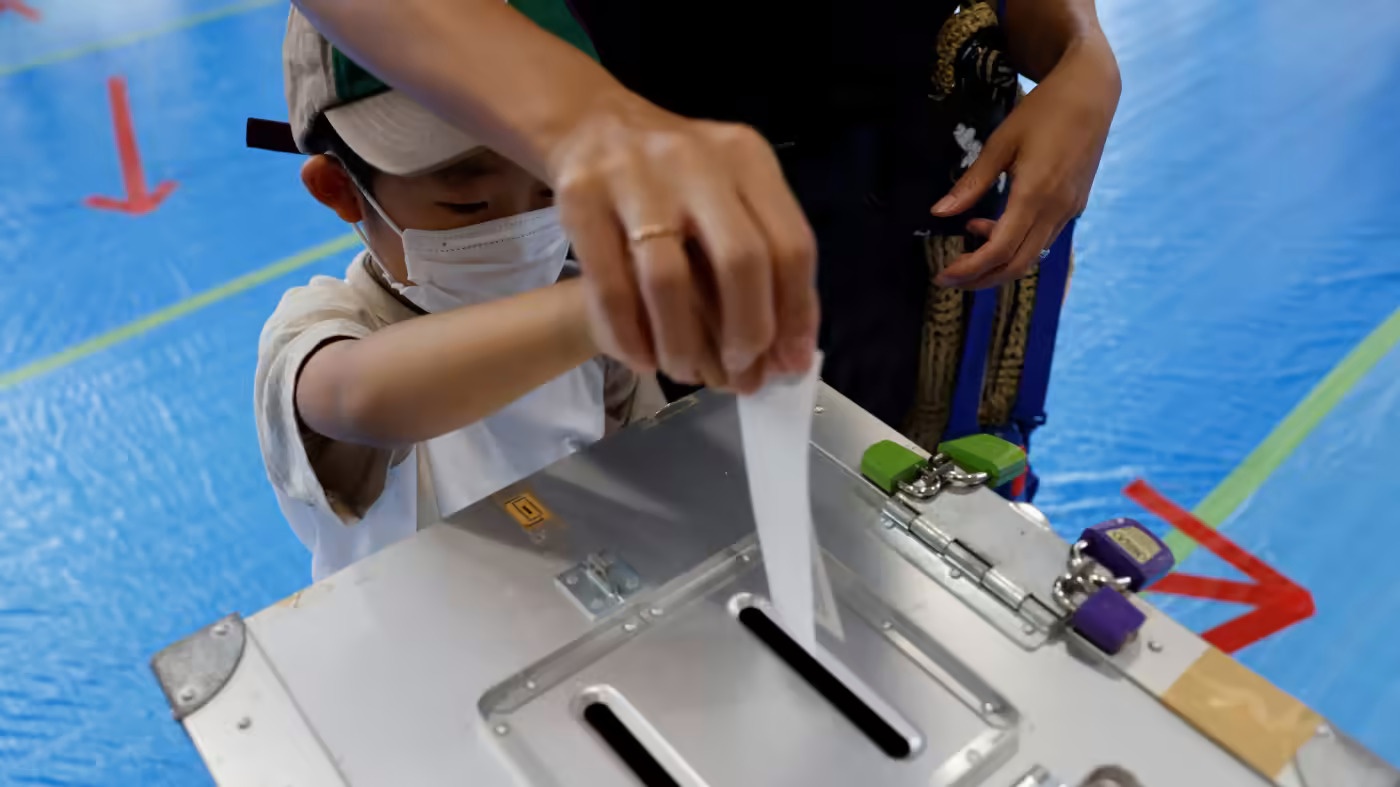 Dang cam quyen thang lon trong cuoc bau cu sau khi ong Abe bi am sat hinh anh