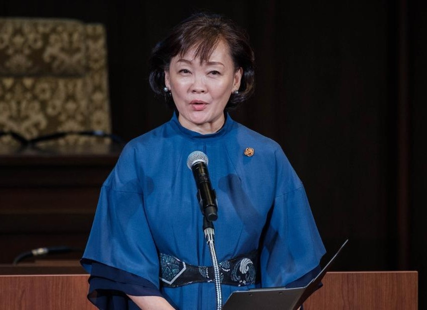 Xe cho phu nhan cua ong Abe bi oto canh sat dam trung hinh anh