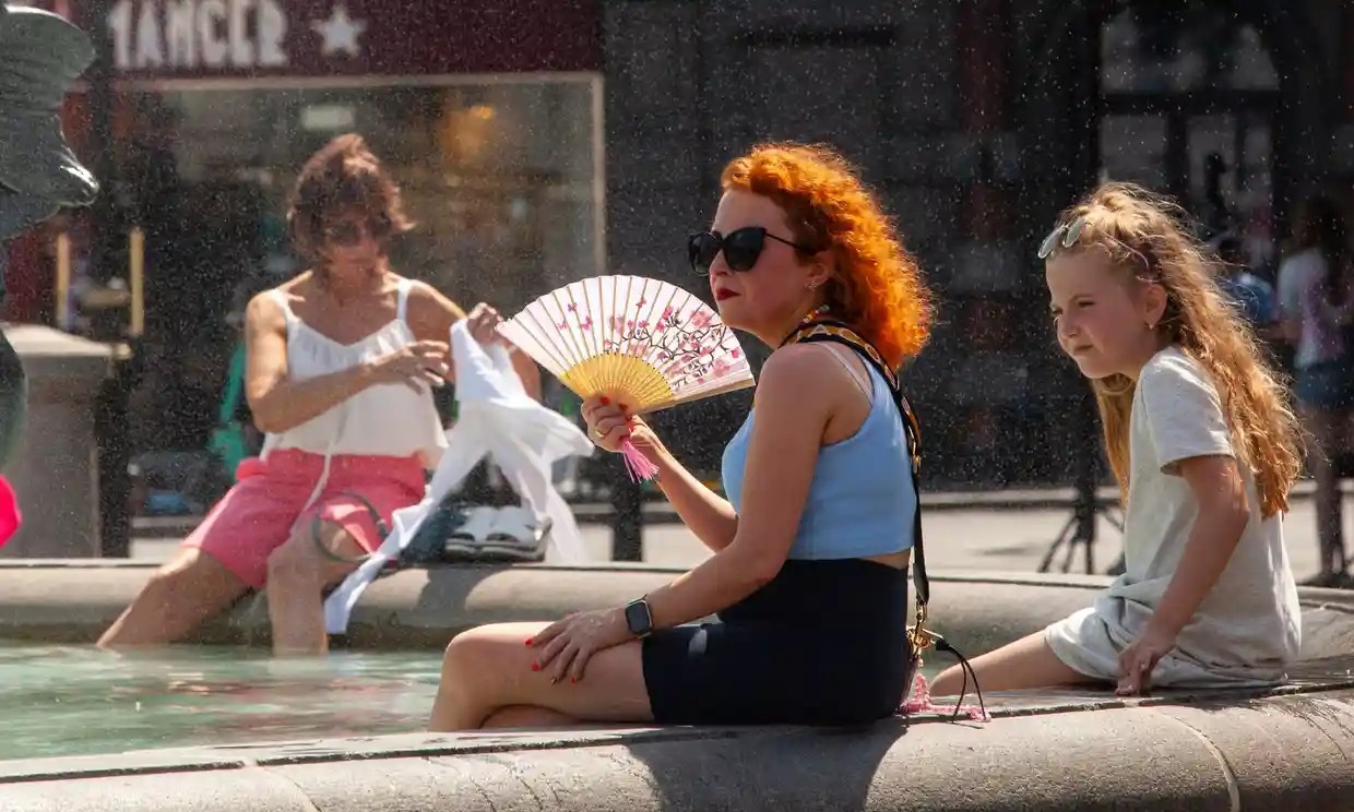 Hoi chuong canh tinh tu ngay nong nhat trong lich su o Anh hinh anh