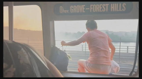 200 hanh khach hoang hot thoat than khi tau dien o My boc chay hinh anh