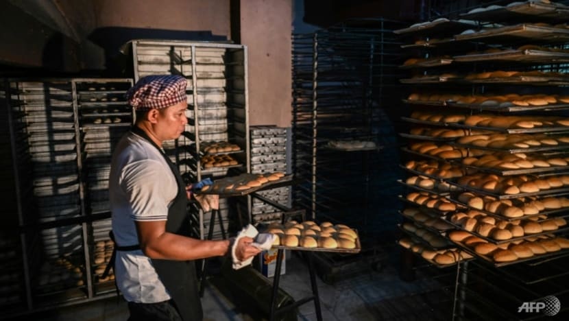 Banh mi o Philippines thu nho kich thuoc do lam phat anh 1