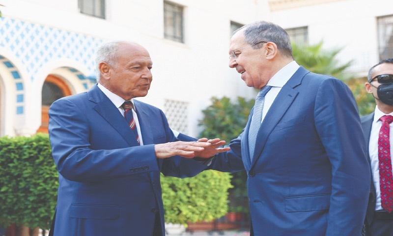 Ngoai truong Nga cong du chau Phi anh 1