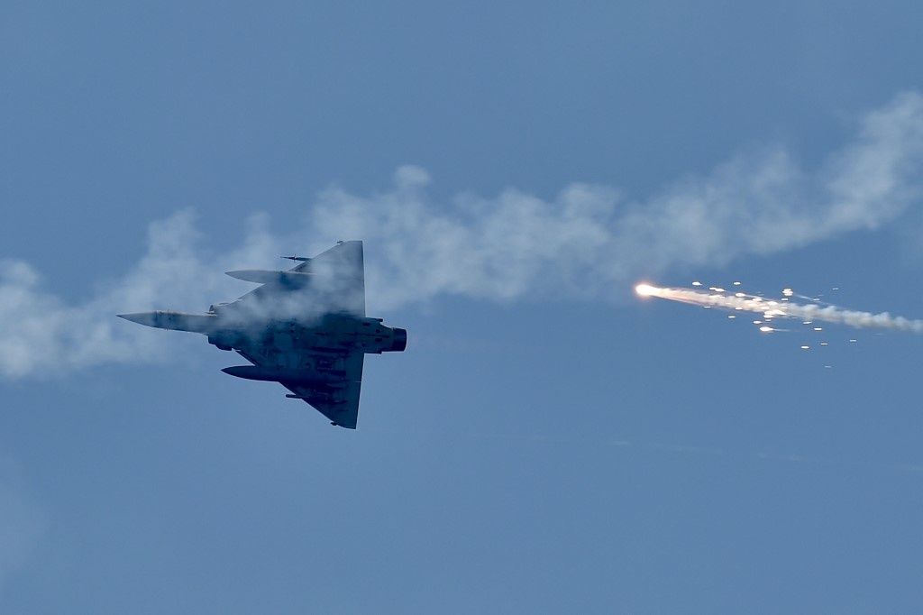 Dai Loan ban phao sang xua duoi may bay khong nguoi lai gan Kim Mon hinh anh