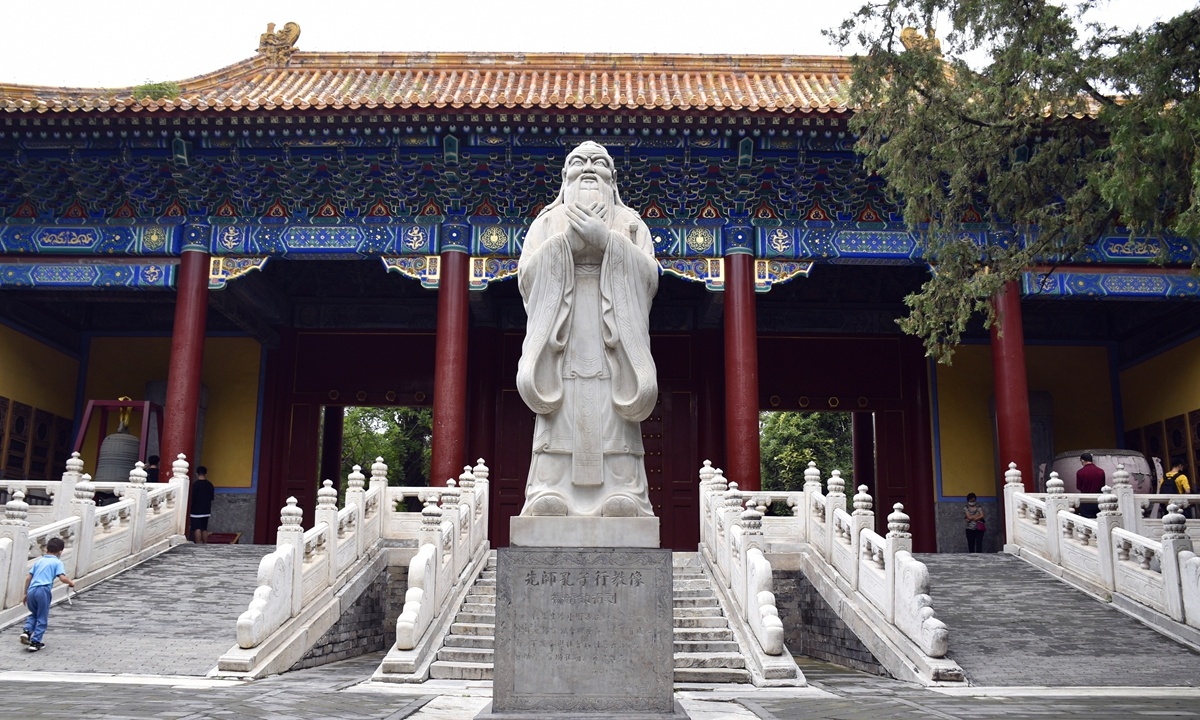 Khoc truoc tuong Khong Tu anh 1