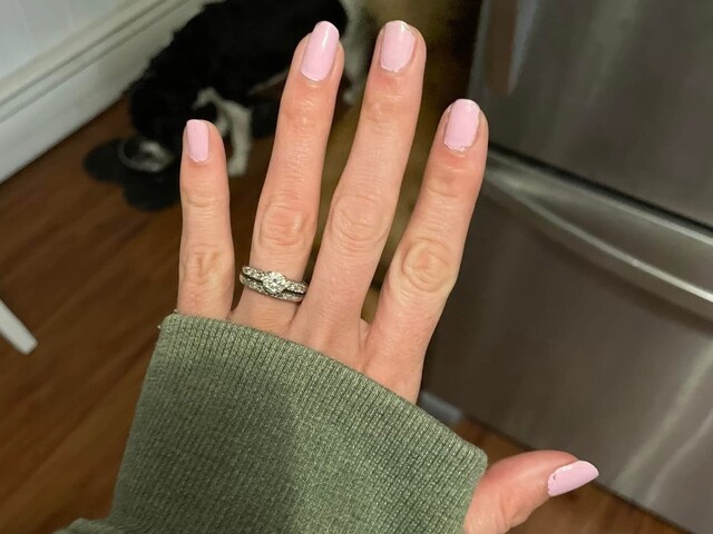 Co gai tim lai duoc chiec nhan kim cuong danh roi o bai bien My hinh anh