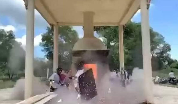 Nguoi dan ong Campuchia tu vong do cua lo hoa tang bay trung dau hinh anh