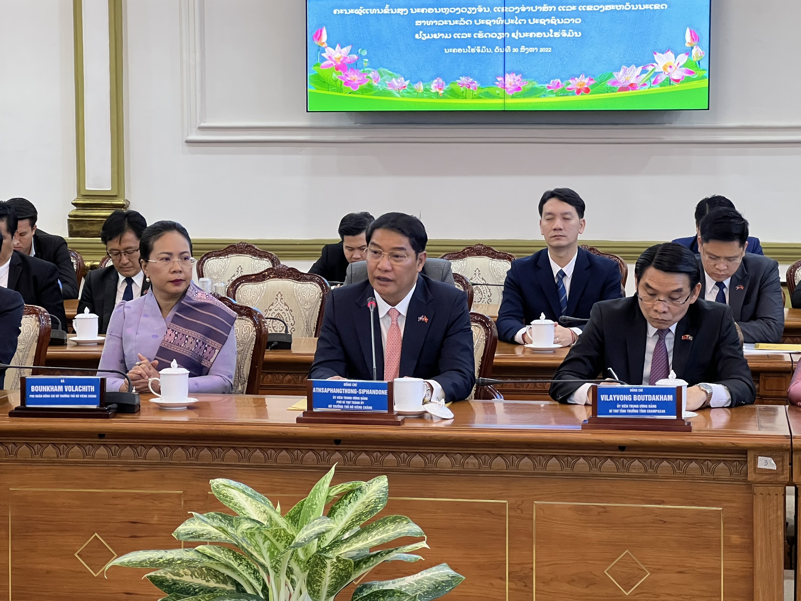 Quan he Viet - Lao anh 2