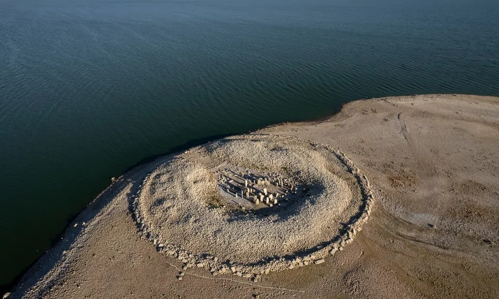 Ho can nuoc de lo vong tron da va nha tho co o Tay Ban Nha hinh anh