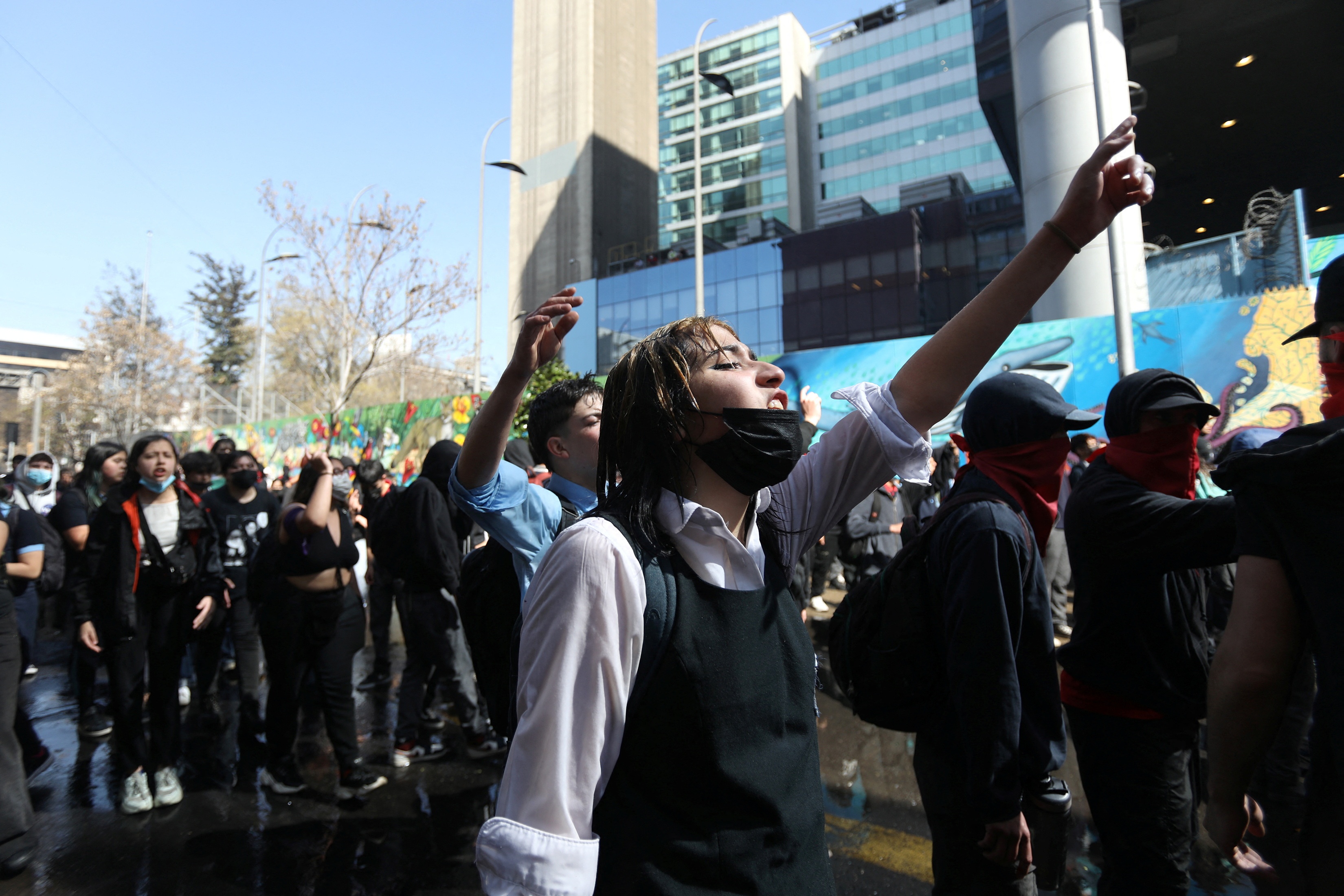 Bung no bieu tinh cua sinh vien Chile, tau dien ngam te liet hinh anh