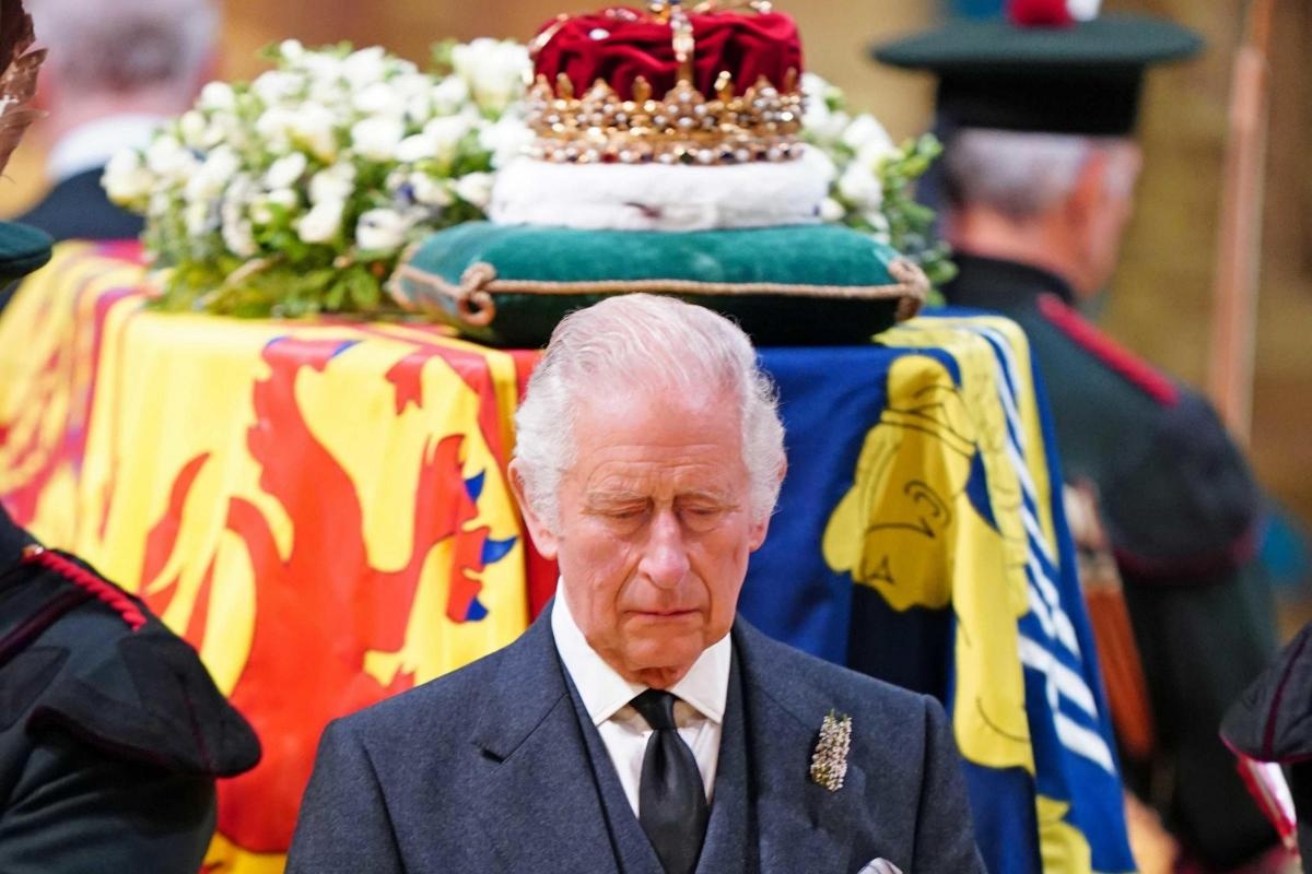 10 phut mac niem cua 4 nguoi con nu hoang Anh ben linh cuu me hinh anh