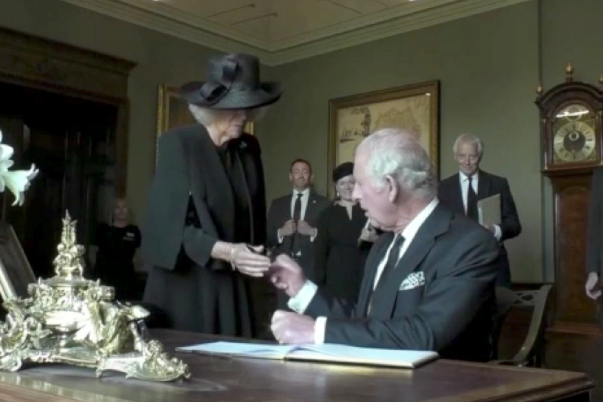 Chiec but o lau dai Hillsborough khien vua Charles III phien long hinh anh