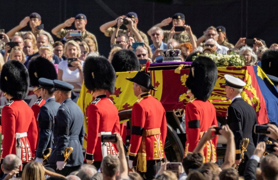 Dam dong xep hang dai 4 km de cho vieng nu hoang Anh hinh anh