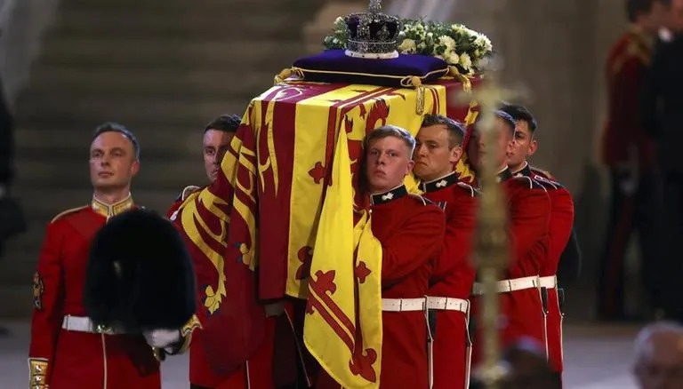 Khoanh khac linh cuu nu hoang Anh tien vao Dai sanh Westminster hinh anh