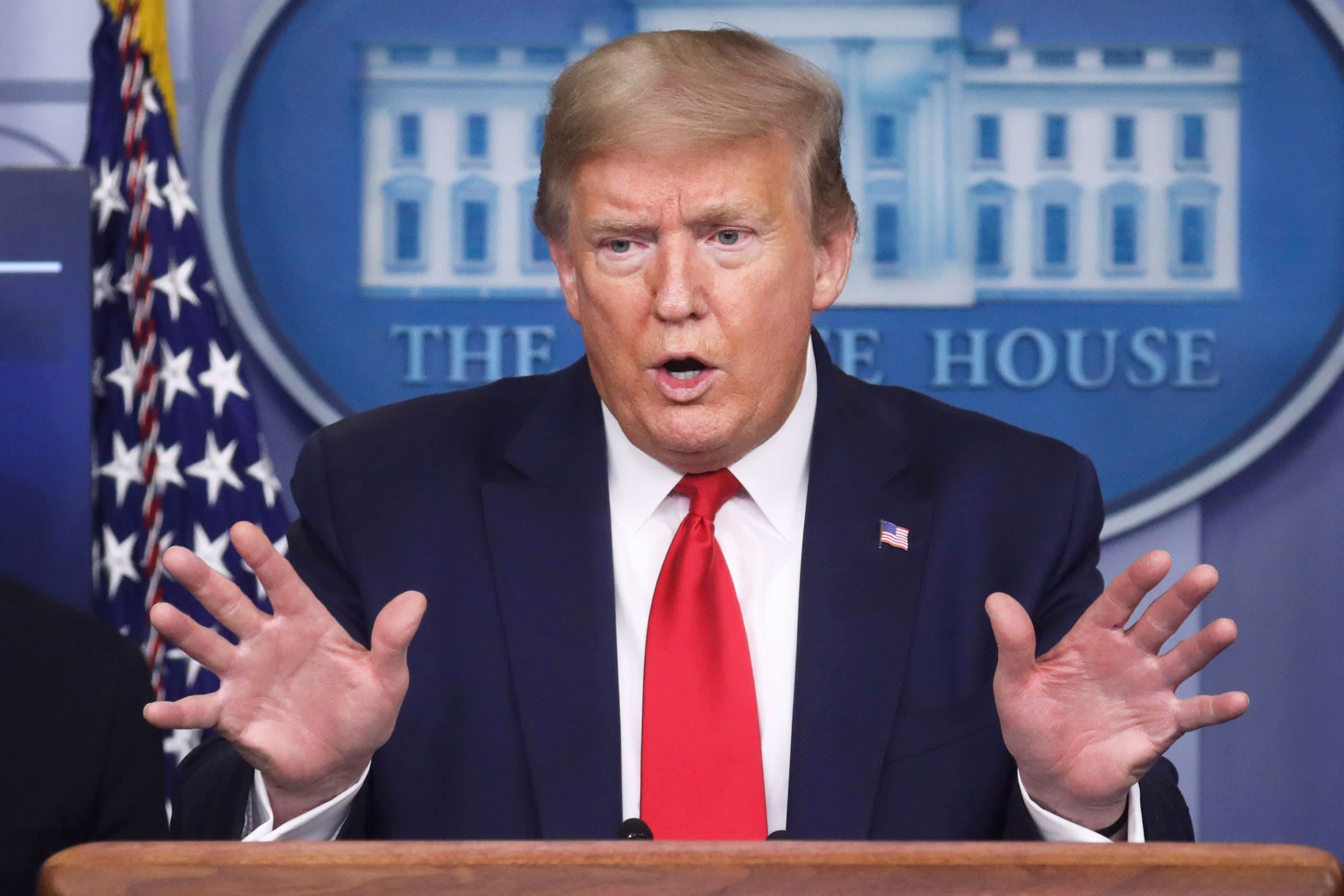 Cuon sach moi lam ro bi an dai dang ve ong Trump hinh anh