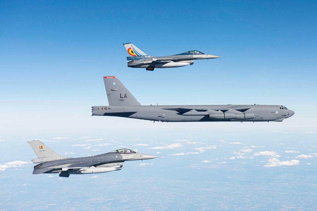 NATO tap tran hat nhan hinh anh