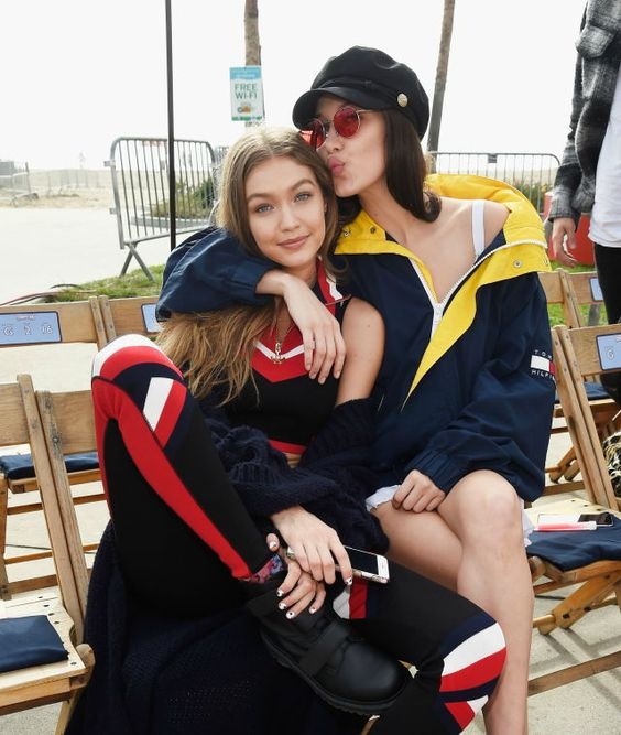 Mac do doi an tuong nhu chi em Gigi va Bella Hadid hinh anh