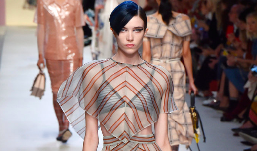 Chat lieu xuyen thau lam mua lam gio the gioi thoi trang 2018 hinh anh