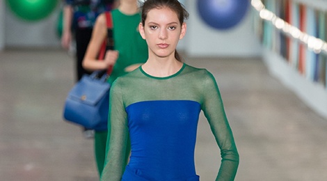 Gam mau sac so Color block tro lai mua mot xuan he 2018 hinh anh