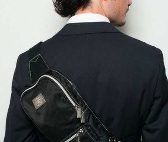 4 mau tui chang trai nao cung can co trong nam nay hinh anh