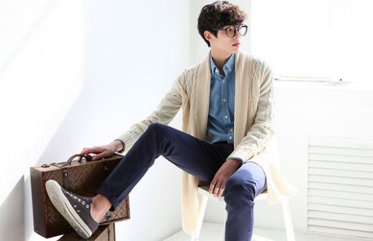 Voi giay sneakers, nam gioi co the phoi do nhu the nao? hinh anh