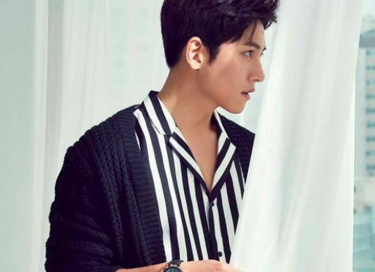 Cach phoi do voi ao ke soc cho nam gioi hien dai nam 2018 hinh anh