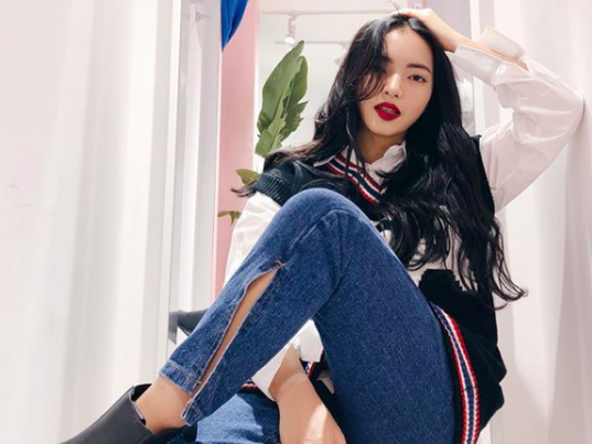 Jeans ong suong, ong loe dang la xu huong sao Viet chon hinh anh