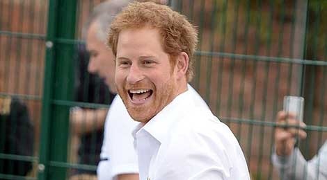 Hoang tu Harry an mac phong khoang, gian di giua doi thuong hinh anh