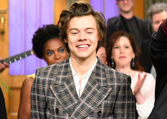 Dien suits sac so nhu Donald Glover, David Gandy va Harry Styles hinh anh