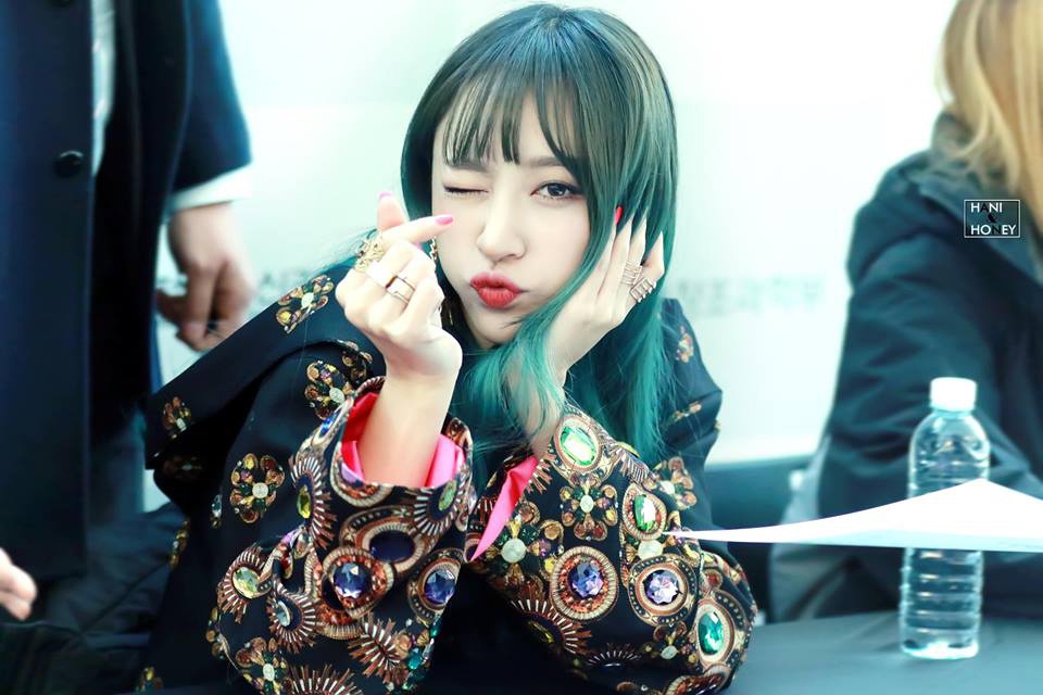 Hani (EXID) lien tuc thay doi mau toc ruc ro chinh phuc fan hinh anh