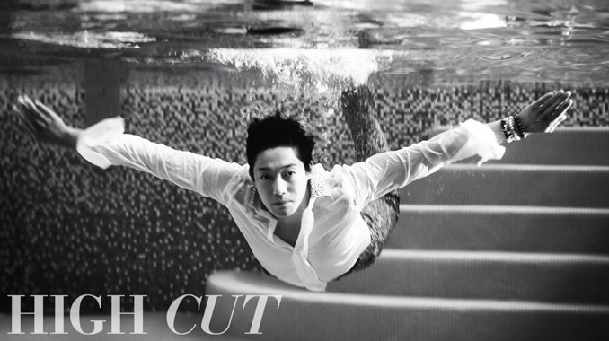 Kim Hyun Joong tung bo anh duoi nuoc dep lung linh hinh anh