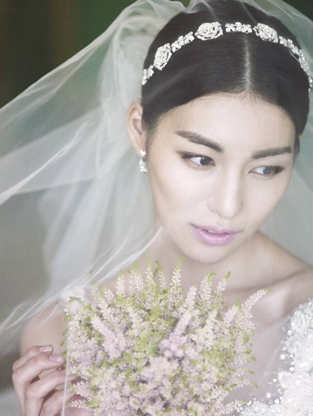 My nhan 'Giay thuy tinh' khoe anh cuoi lang man hinh anh