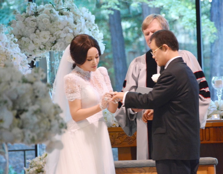 Dam cuoi xa hoa cua Luu Hieu Khanh va dai gia 71 tuoi hinh anh