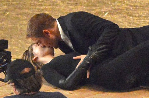 Robert Pattinson hon say dam Mia Wasikowska tren phim truong hinh anh