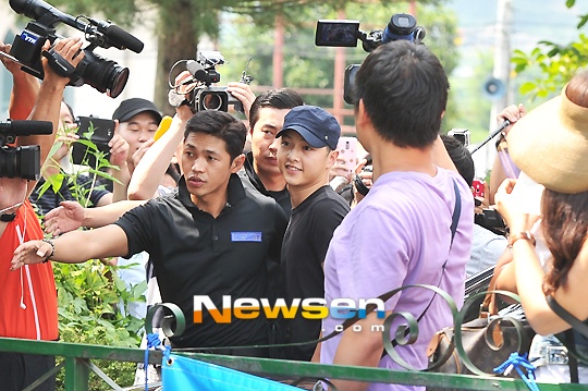 Song Joong Ki chia tay rung fan ngay nhap ngu hinh anh