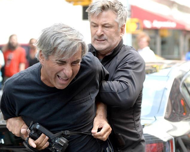 Sao Hollywood danh paparazzi giua pho hinh anh