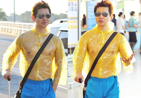 Sao Han gay soc khi mac ao mua, quan dui o san bay hinh anh