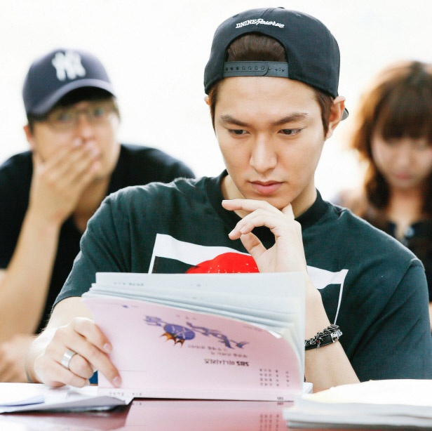 Lee Min Ho hoi ngo dan sao 'khung' trong phim moi hinh anh