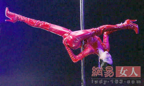 My nhan Hoa ngu 'lam xiec' voi yoga hinh anh